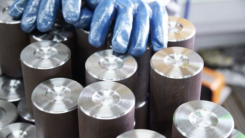 Produktionsstraße in einer Automobilfabrik Mitarbeiter in der Fertigung von MAX MOTHES