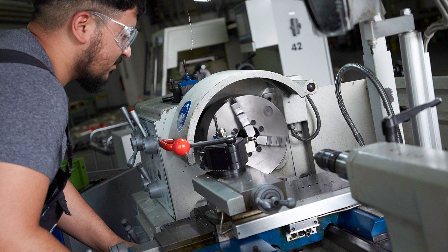 Produktionsstraße in einer Automobilfabrik Mitarbeiter in der Fertigung von MAX MOTHES