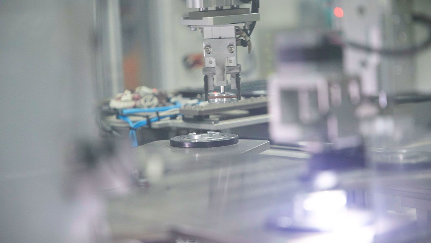 Mitarbeiter von MAX MOTHES am Computer in einer Industriehalle Nahaufnahme einer Lasermaschine