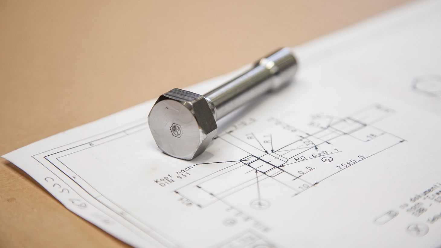 Ein Prototyp wird anhand eines Plans gefertigt Ein Prototyp wird anhand eines Plans gefertigt