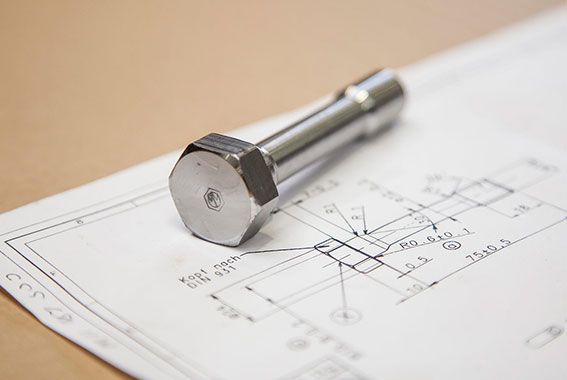 Prototyp eines geplanten Serienelements mit einem Konstruktionsplan