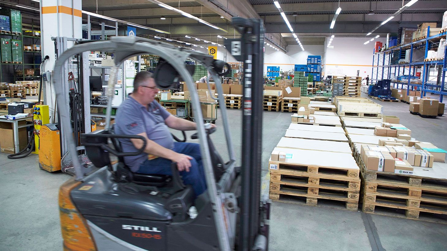 Verschiedene Mitarbeiter der Max Mothes GmbH in der Verwaltung, Produktion und Logistik Gabelstapler im Firmengebäude der Max Mothes GmbH