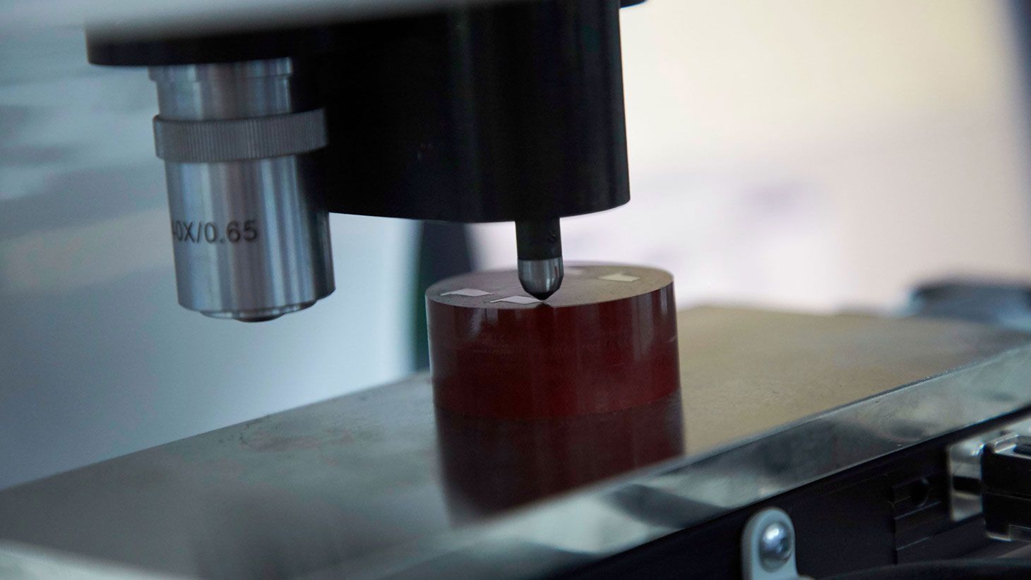 Verschiedene Mitarbeiter der Max Mothes GmbH in der Verwaltung, Produktion und Logistik Detailaufnahme einer Mikroskopie